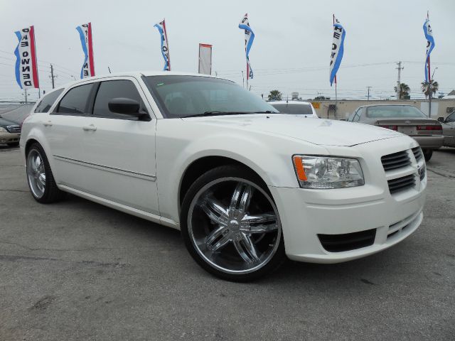 2008 Dodge Magnum Base