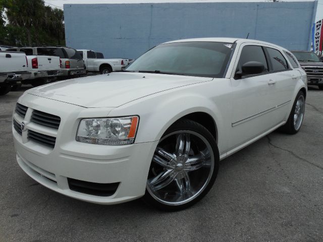 2008 Dodge Magnum Base