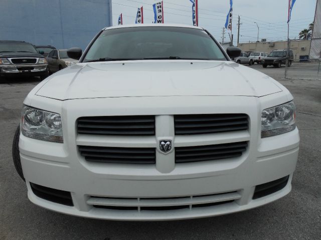 2008 Dodge Magnum Base