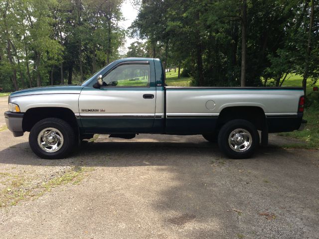 1995 Dodge Ram 1500 4dr Sdn I4 Auto LE With Sunroof