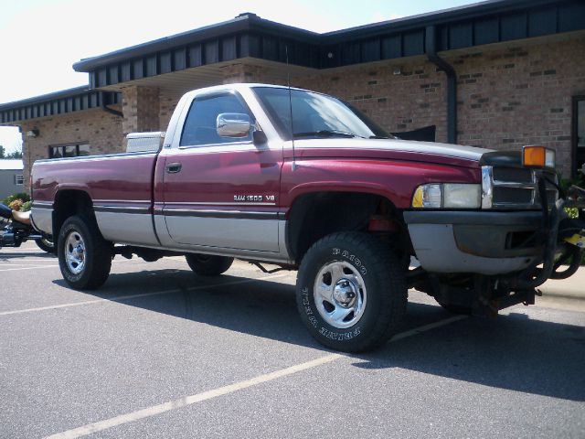 1995 Dodge Ram 1500 4dr Sdn I4 Auto LE With Sunroof