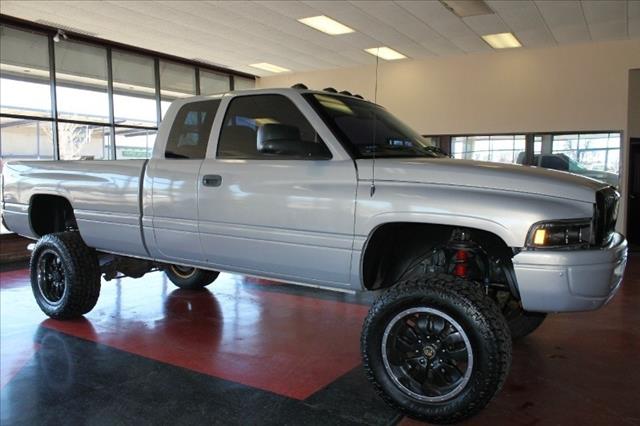 1999 Dodge Ram 2500 3/4 Ton - 4x4 Wheelstires
