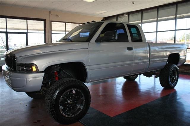 1999 Dodge Ram 2500 3/4 Ton - 4x4 Wheelstires