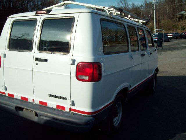 1999 Dodge Ram Van Supercrew 139 Inch XLT Truck