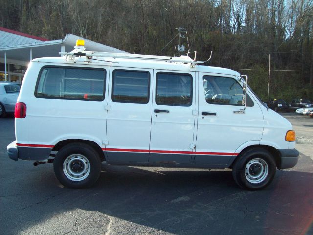 1999 Dodge Ram Van Supercrew 139 Inch XLT Truck