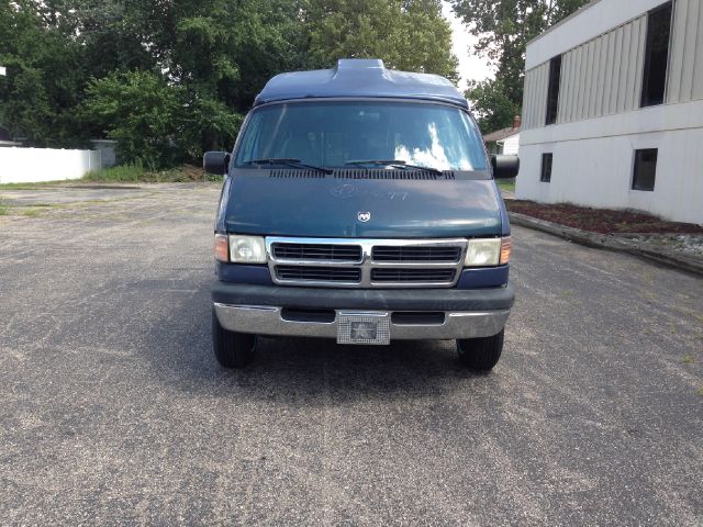 1995 Dodge Ram Wagon 4dr Sdn SXT RWD