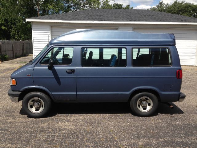 1995 Dodge Ram Wagon 4dr Sdn SXT RWD