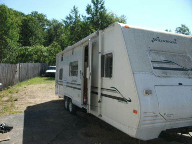 2000 Fleetwood Wilderness UltraLite EXT CAB - XLT