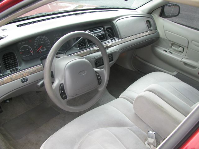 1999 Ford Crown Victoria Base