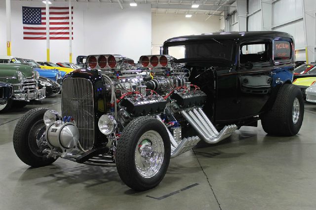 1932 Ford Custom 4dr Sdn V8 CXL