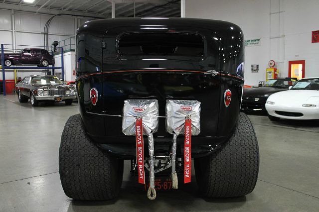 1932 Ford Custom 4dr Sdn V8 CXL