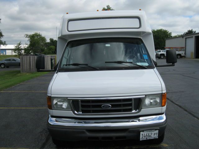 2006 Ford E-450 3.8 Sedan