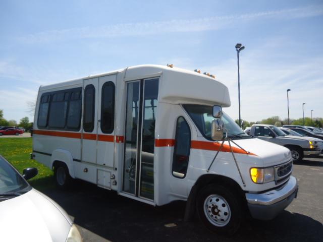 2001 Ford E-450SD Bucket Lift
