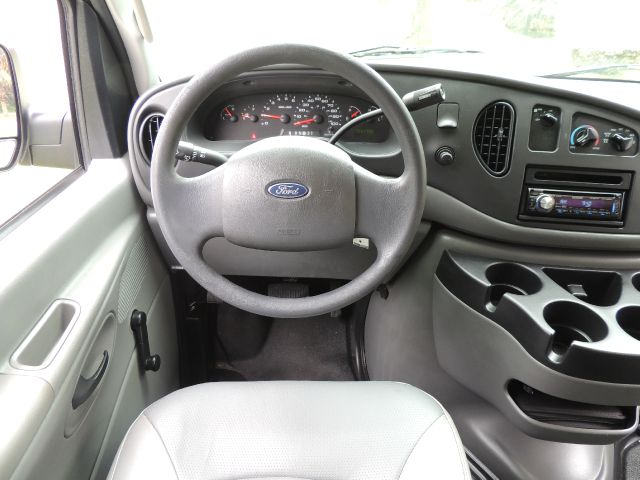 2006 Ford E250 2.5 S Model