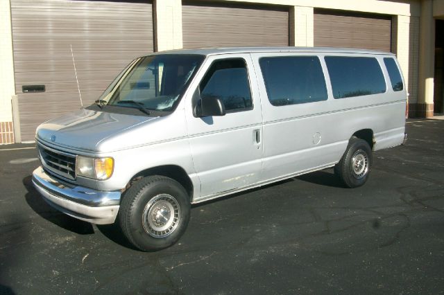 1994 Ford E350 Wagon L-100 AUTO