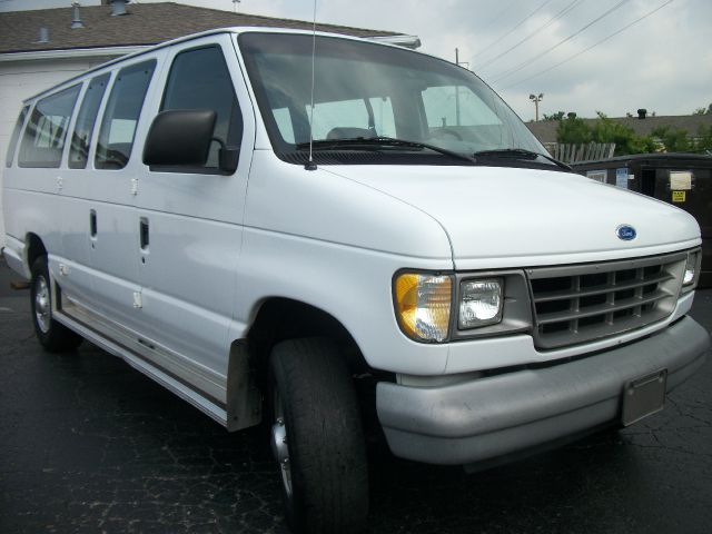 1996 Ford E350 Wagon L-100 AUTO