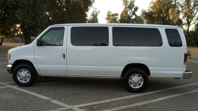 1998 Ford E350 Wagon L-100 AUTO