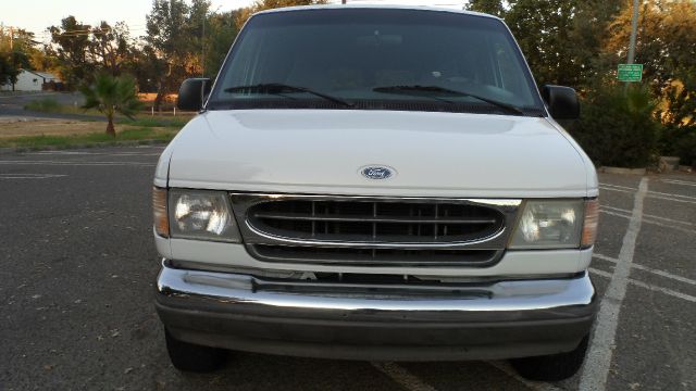 1998 Ford E350 Wagon L-100 AUTO