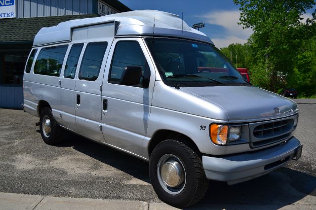 2000 Ford E350 Wagon 2011 Nissan Juke SV