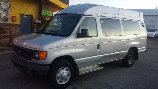 2004 Ford E350 Wagon 2.5 S Model