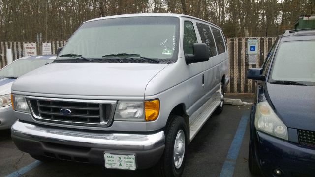 2004 Ford E350 Wagon Custom 1600 Down