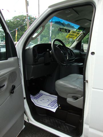 2005 Ford E350 Wagon Unknown