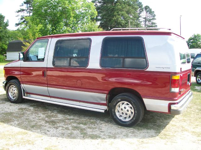 1992 Ford Econoline Ext Cab 125.9 Inch WB 4WD 4x4