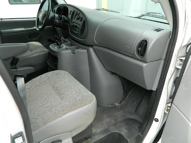 2003 Ford Econoline SE Truck