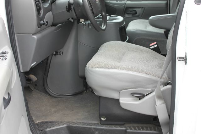 2004 Ford Econoline SE Truck