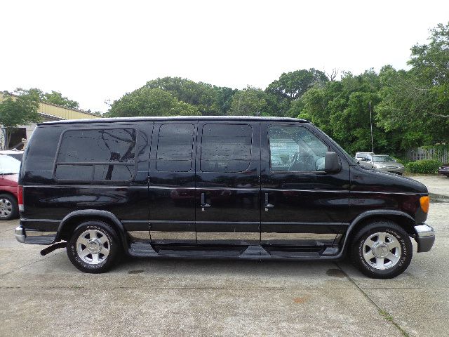 2004 Ford Econoline SE Truck