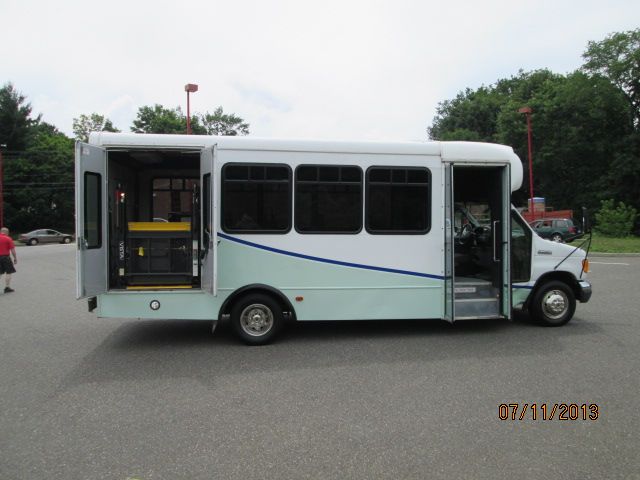 2005 Ford Econoline 3.8 Sedan