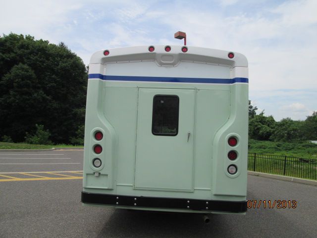 2005 Ford Econoline 3.8 Sedan