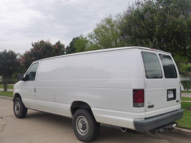 2005 Ford Econoline 5-door Wagon 5-spd MT