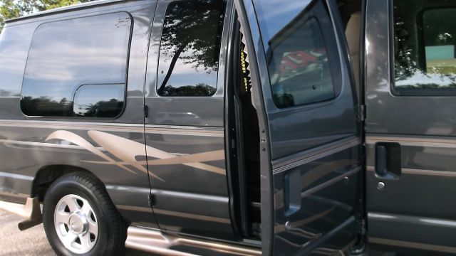 2005 Ford Econoline SE Truck