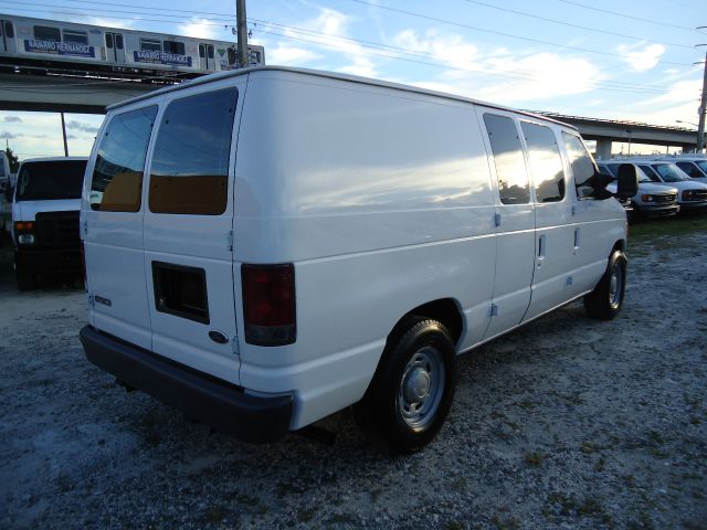 2005 Ford Econoline 4dr Sedan Luxury 3.5L AWD