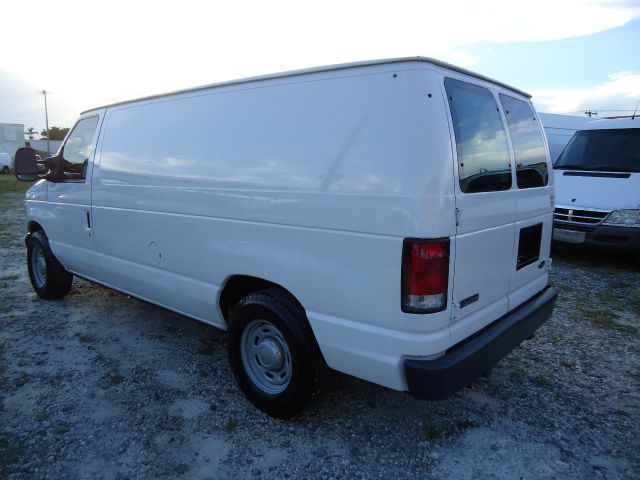 2005 Ford Econoline 4dr Sedan Luxury 3.5L AWD