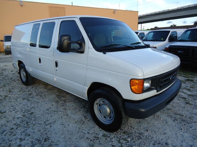 2005 Ford Econoline 4dr Sedan Luxury 3.5L AWD