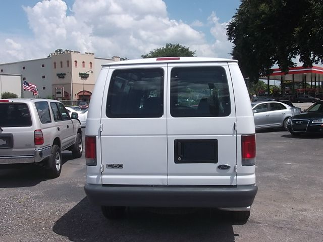 2006 Ford Econoline SE Truck