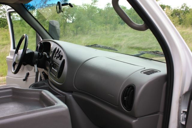 2001 Ford Econoline Wagon 4dr 4WD SLE Commercial