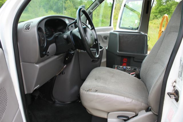 2001 Ford Econoline Wagon 4dr 4WD SLE Commercial