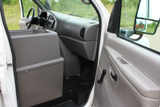 2001 Ford Econoline Wagon 4dr 4WD SLE Commercial