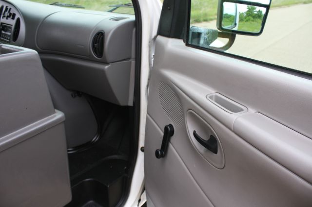 2001 Ford Econoline Wagon 4dr 4WD SLE Commercial