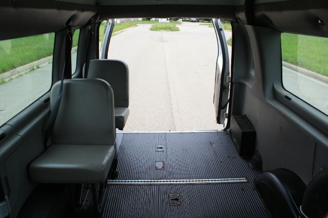 2001 Ford Econoline Wagon 4dr 4WD SLE Commercial