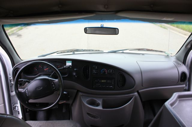 2001 Ford Econoline Wagon 4dr 4WD SLE Commercial