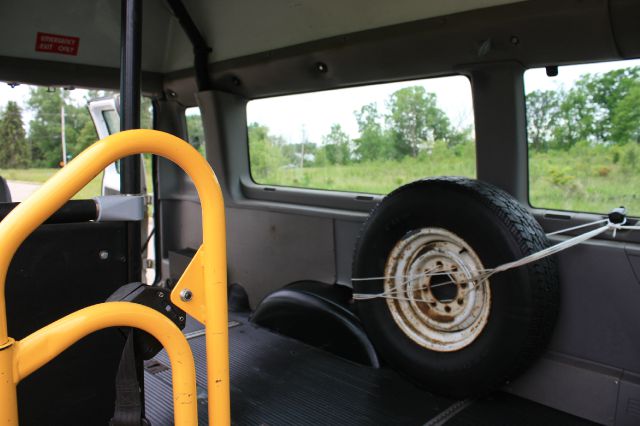 2001 Ford Econoline Wagon 4dr 4WD SLE Commercial