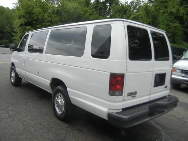 2006 Ford Econoline Wagon Siverado 4x4 Truck