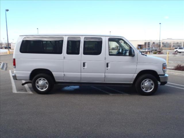 2010 Ford Econoline Wagon Base - Prem. Pkg, White Roof