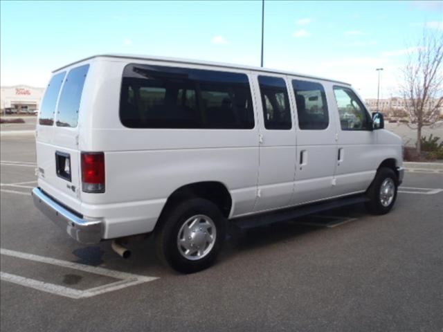 2010 Ford Econoline Wagon Base - Prem. Pkg, White Roof