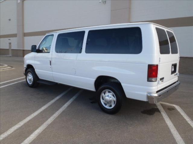 2010 Ford Econoline Wagon Base - Prem. Pkg, White Roof