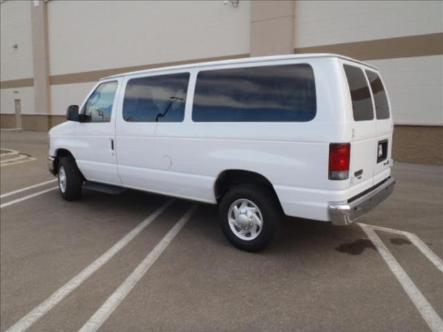 2010 Ford Econoline Wagon Base - Prem. Pkg, White Roof